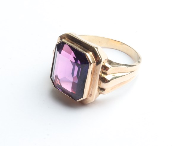 Lot 1001 - GOLD TOPAZ RING