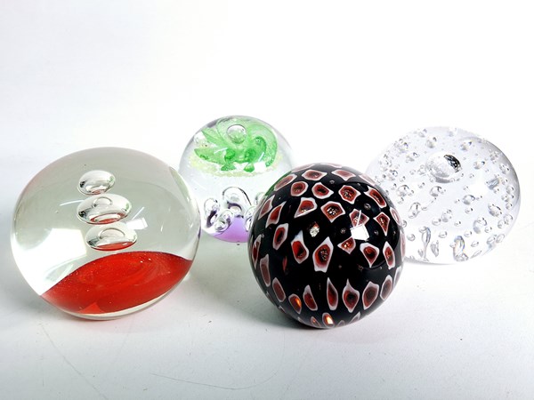 Lot 1121 - PAPERWEIGHTS