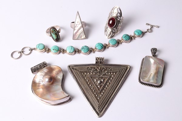 Lot 1026 - JEWELLERY