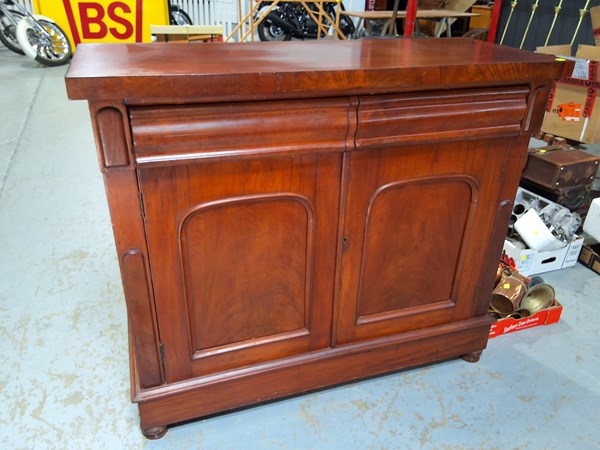 Lot 295 - SIDEBOARD