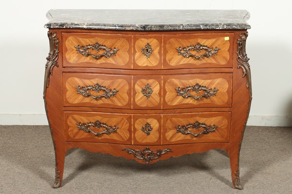 Lot 109 - BOMBE COMMODE