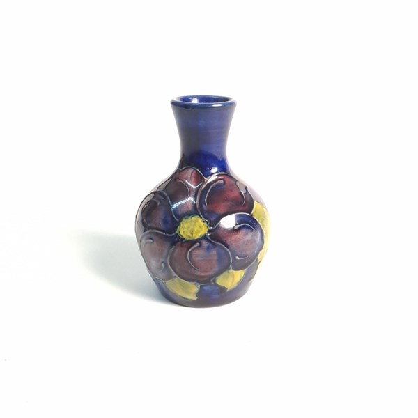 Lot 1031 - VASE