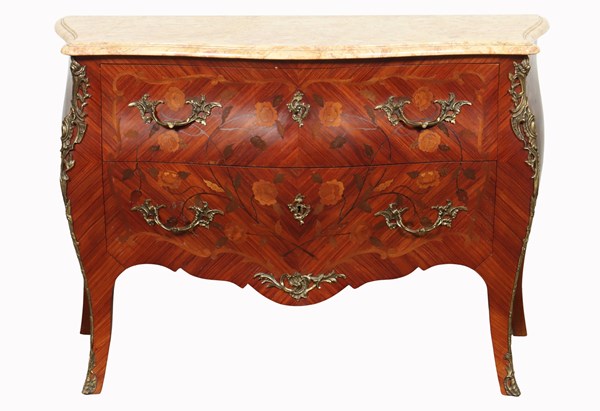 Lot 108 - BOMBE COMMODE