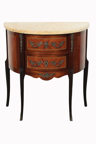 Lot 29 - PETITE COMMODE