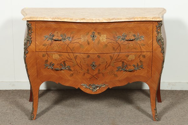 Lot 172 - BOMB COMMODE