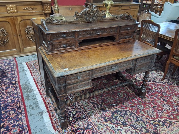 Lot 35 - DESK