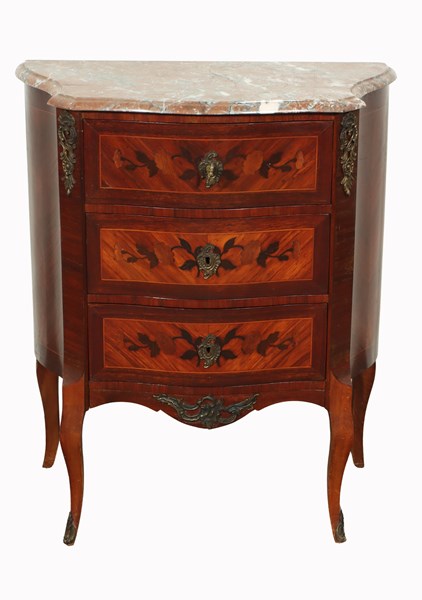 Lot 4 - PETITE COMMODE