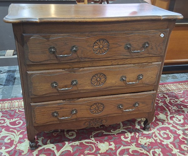 Lot 199 - CHEST OF DRAWERS