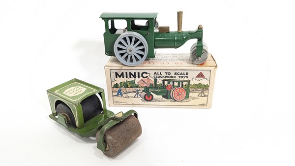 Lot 113 - TIN TOYS