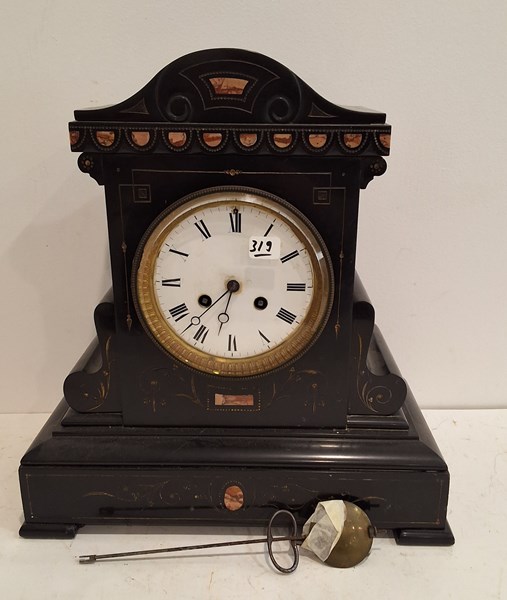 Lot 1207 - MANTEL CLOCK