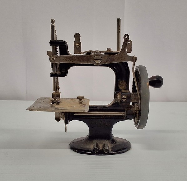 Lot 1159 - TOY SEWING MACHINE