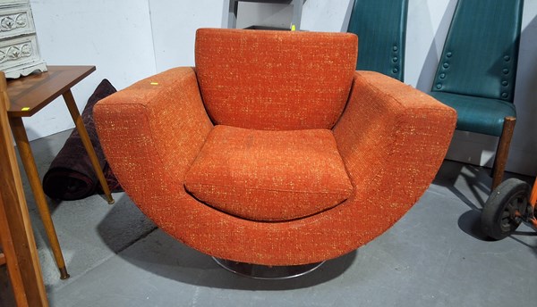 Lot 343 - LOUNGE CHAIR