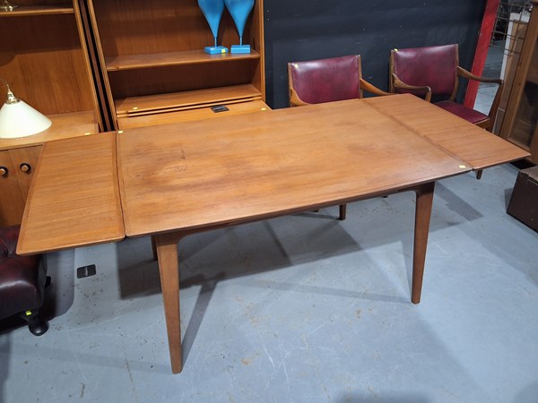 Lot 352 - DINING TABLE