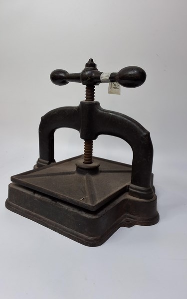 Lot 1232 - BOOK PRESS
