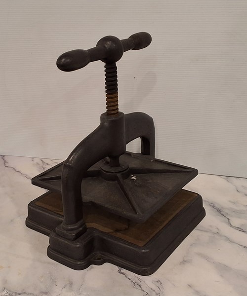 Lot 1292 - BOOK PRESS