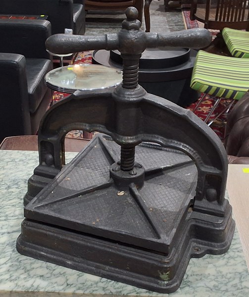 Lot 195 - BOOK PRESS