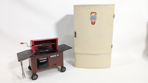 Lot 52 - FRIDGE AND BARBECUE
