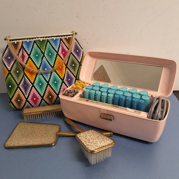 Lot 1267 - LADIES REQUISITES