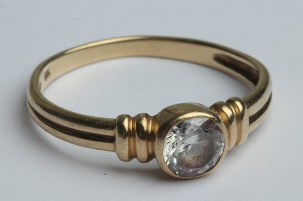 Lot 1025 - GOLD RING