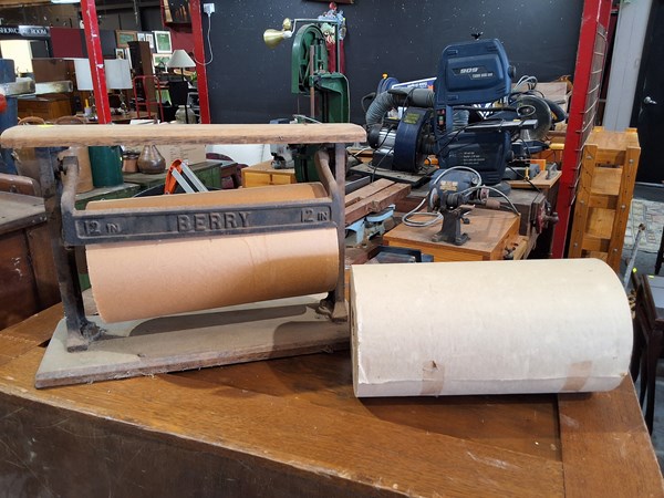 Lot 318 - PAPER DISPENSER