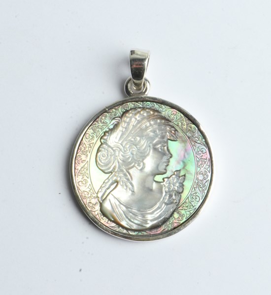 Lot 1047 - SILVER PENDANT