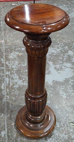 Lot 200 - PEDESTAL