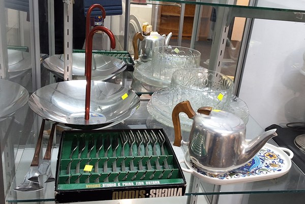 Lot 1411 - MID CENTURY SERVINGWARE