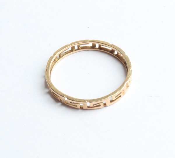 Lot 1004 - GOLD RING