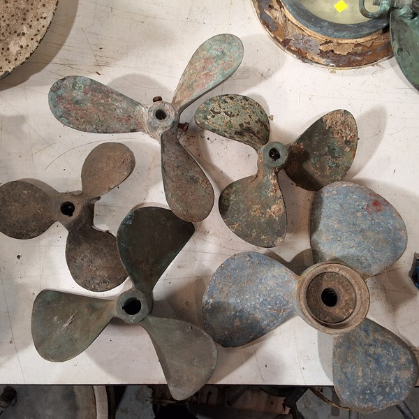 Lot 338 - PROPELLERS
