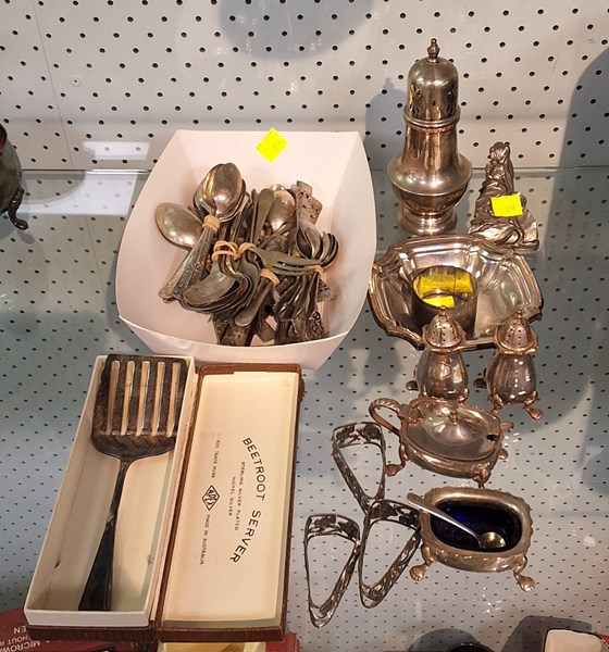 Lot 1277 - ASSORTED METALWARE