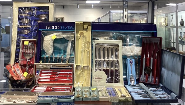 Lot 1354 - FLATWARE