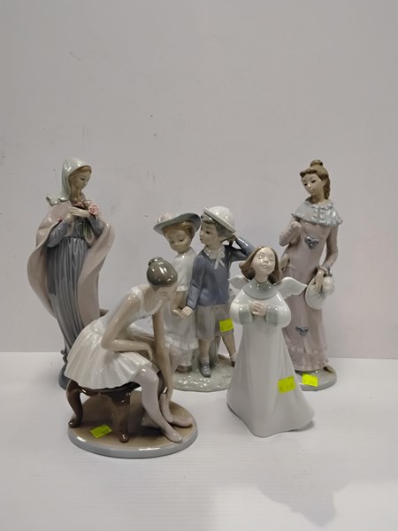 Lot 1154 - FIGURINES