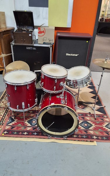 Lot 326 - DRUM KIT
