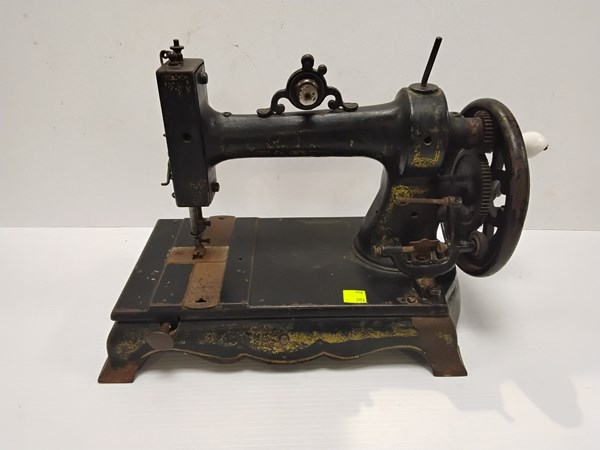 Lot 1238 - SEWING MACHINE