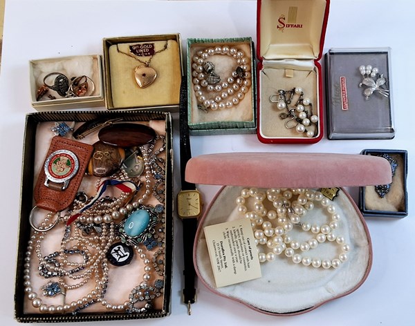 Lot 1328 - JEWELLERY