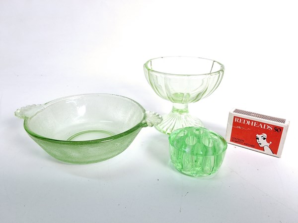 Lot 1323 - URANIUM GLASS
