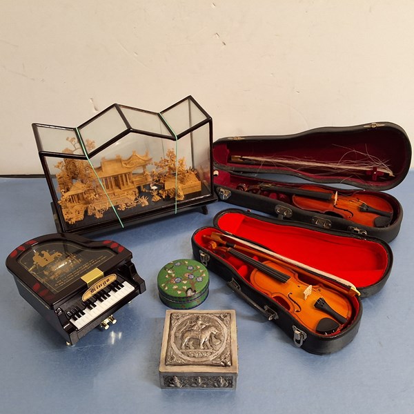 Lot 1347 - MINIATURES