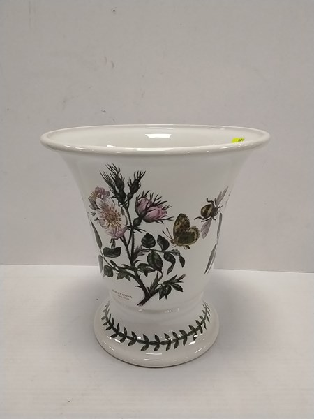 Lot 1153 - VASE