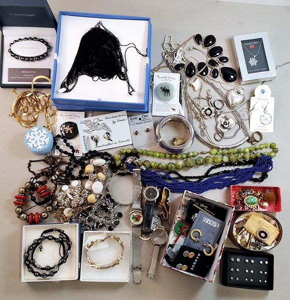 Lot 1329 - JEWELLERY