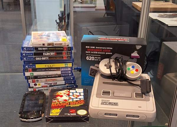 Lot 1372 - GAMING BUNDLE