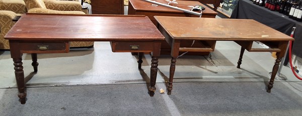 Lot 219 - DESKS