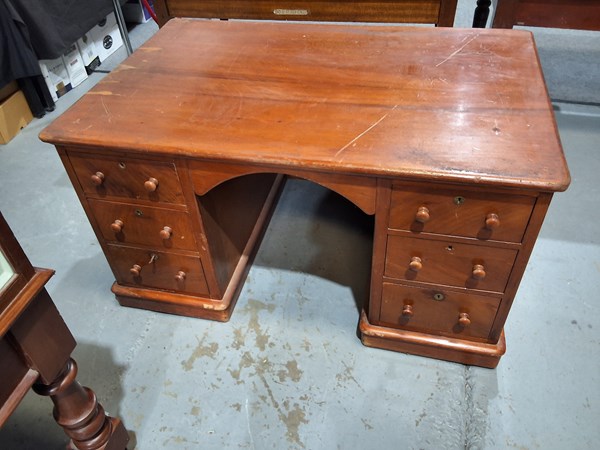 Lot 266 - DESK