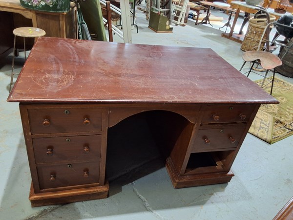 Lot 268 - DESK