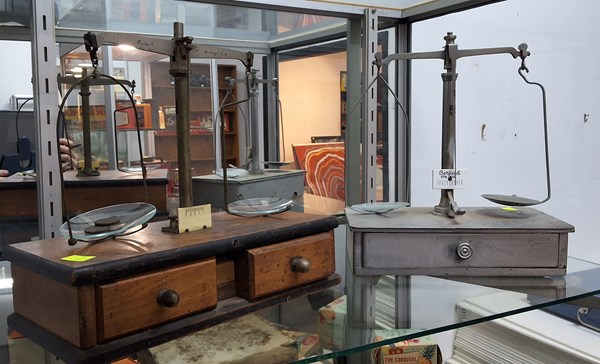 Lot 1424 - SCALES