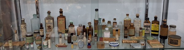Lot 1418 - VINTAGE MEDICINE BOTTLES
