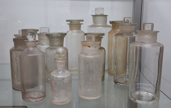 Lot 1404 - APOTHECARY BOTTLES