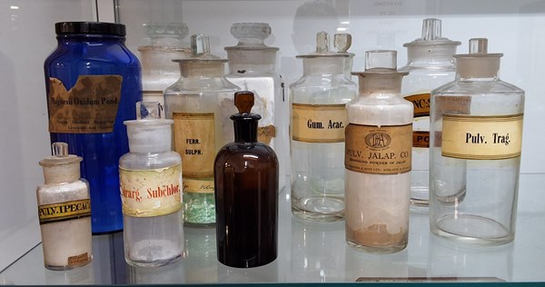 Lot 1403 - APOTHECARY BOTTLES