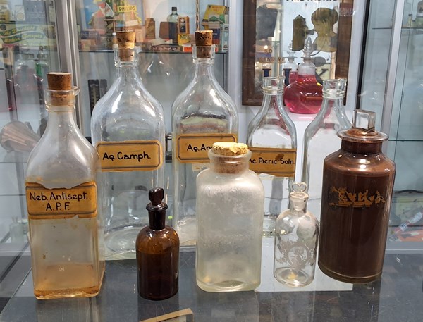 Lot 1384 - APOTHECARY BOTTLES