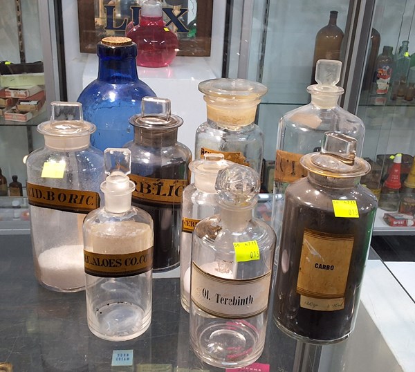 Lot 1385 - APOTHECARY BOTTLES