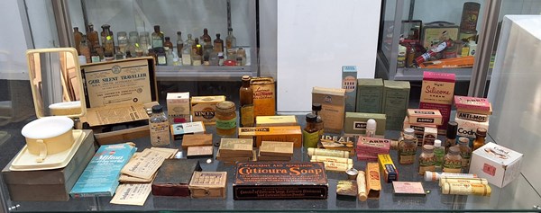 Lot 1386 - VINTAGE CHEMIST SUNDRIES